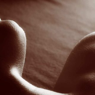 触れないのに快感？セックスレス時代に囁かれる「タントリックヒーリング」を体験して